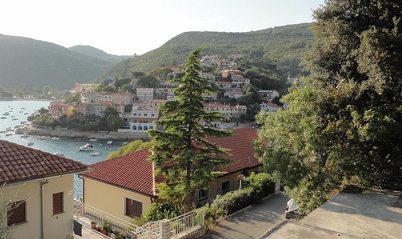 DSC00766 00.JPG - Egy domboldali út  szép panziókkal, szállodákkal.